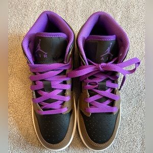 Youth Nike Air Jordan 1 Mid size 4Y